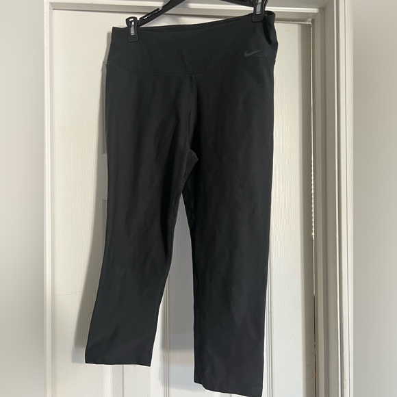 Nike Dri-Fit Womens Active Capri Legging - Picture 1 of 4